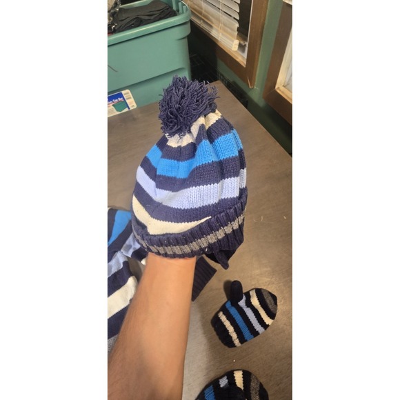 Children's Place Matching Sweater, Hat And Mittens Set Size 4t - Picture 9 of 10